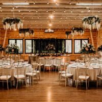 Krzesła Chiavari zdobiące salę weselną.| krzesla-sala-weselna