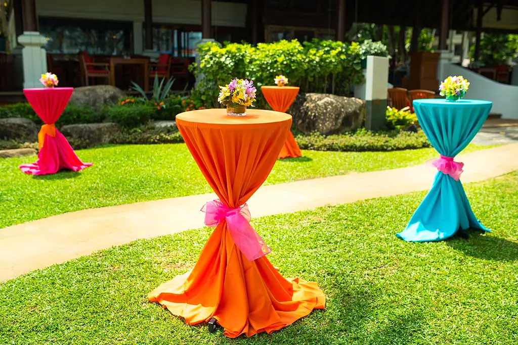 Cocktail table covers in an ingenious arrangement