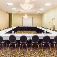 Stoły bankietowe na sali konferencyjnej