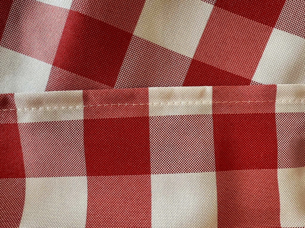 “Italian Check” tablecloth, 240×160 cm, white and red | Bankietowo.eu | obrus-krata-wloska-czerwono-bialy-0824-ARP-szczegoly-1-1jpg