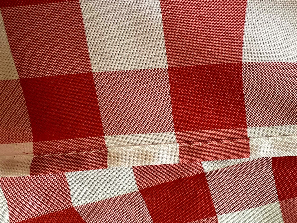 “Italian Check” tablecloth, 240×160 cm, white and red | Bankietowo.eu | obrus-krata-wloska-czerwono-bialy-0824-ARP-szczegoly-2-1jpg